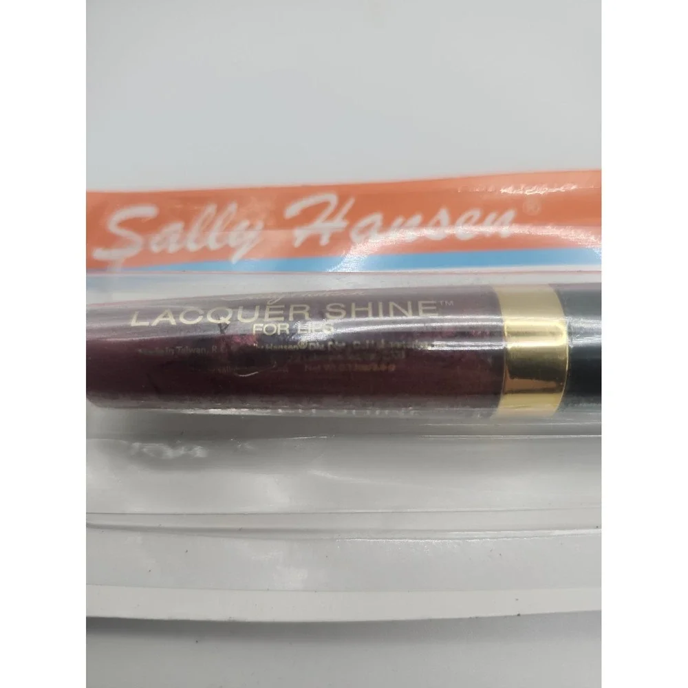 0.13 oz  SALLY HANSEN Lacquer Shine For Lips 80 Lily. NEW SEALED